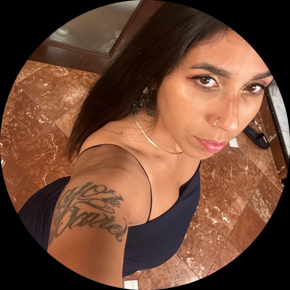 Meet your Posher, Queen - Picture 1 of 1